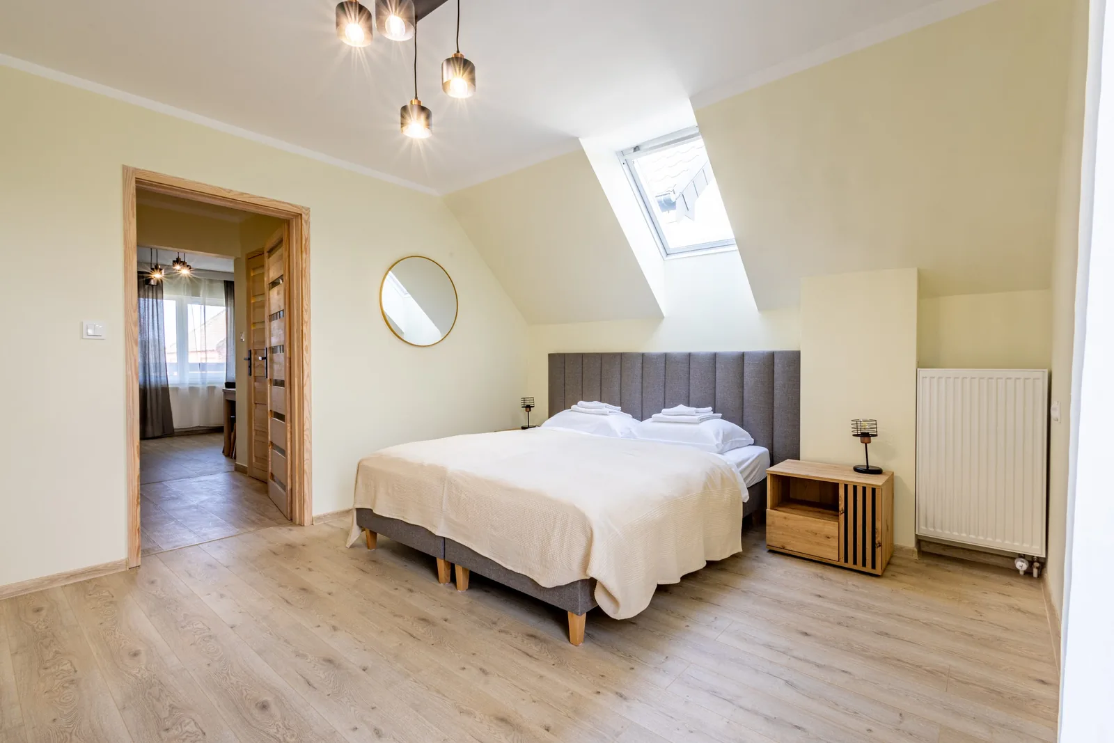 Sypialnia apartamentu pod skosem z przejściem do części dziennej
